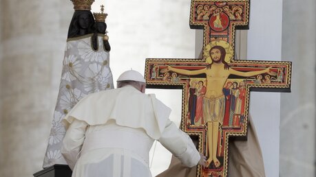 Papst Franziskus segnet ein Kruzifix, welches zum nächsten Weltjugendtag nach Panama gebracht wird / © Andrew Medichini (dpa)
