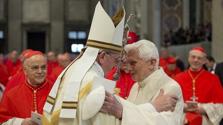 Papst Franziskus und der emeritierte Papst Benedikt XVI. verstehen sich gut / © Osservatore Romano (KNA)