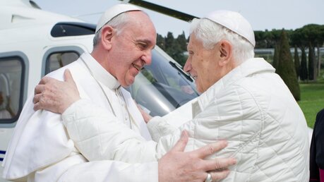 Papst Franziskus und der emeritierte Papst Benedikt XVI. / © OSSERVATORE ROMANO (dpa)