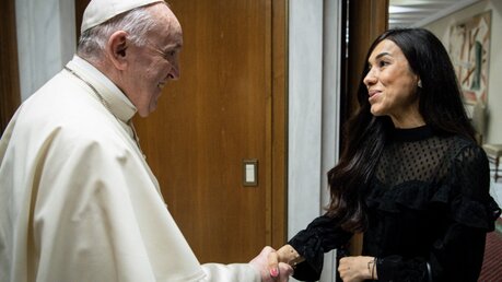 Papst Franziskus und die jesidische Friedensnobelpreisträgerin Nadia Murad / © Vatican Media/Romano Siciliani (KNA)