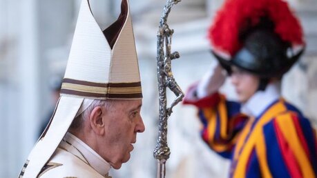 Papst Franziskus und ein Schweizergardist (Archiv) / © Stefano Dal Pozzolo/Romano Siciliani (KNA)