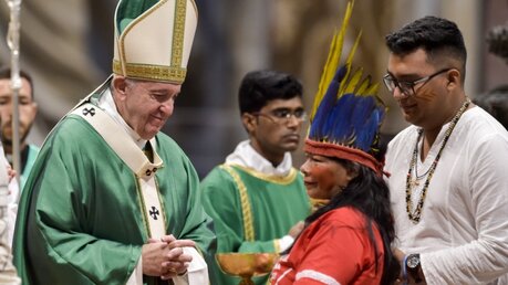 Papst Franziskus und Indigene beim Eröffnungsgottesdienst der Amazonas-Bischofssynode / © Cristian Gennari (KNA)