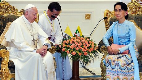 Papst Franziskus und Myanmars Regierungschefin Aung San Suu Kyi (Archiv) / © Max Rossi (dpa)