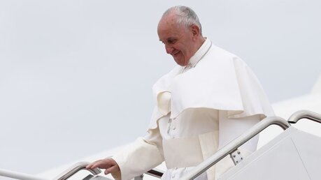 Papst Franziskus verlässt ein Flugzeug / © Paul Haring (KNA)