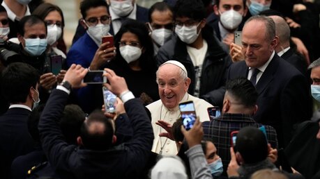 Papst Franziskus verlässt eine Audienz mit Angestellten des Vatikan / © Alessandra Tarantino (dpa)