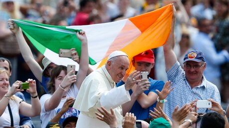 Papst Franziskus vor irischer Flagge / © Paul Haring/CNS (KNA)