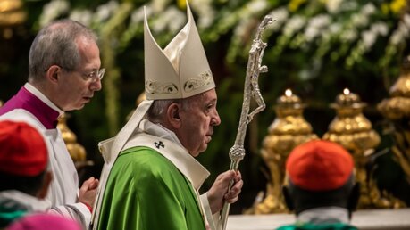 Papst Franziskus während des Gottesdienstes im Petersdom zum "Welttag der Armen" / © Stefano Dal Pozzolo (KNA)