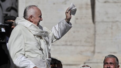  Papst Franziskus winkt mit der Pileolus bei der wöchentlichen Generalaudienz auf dem Petersplatz / ©  Alessandra Tarantino (dpa)