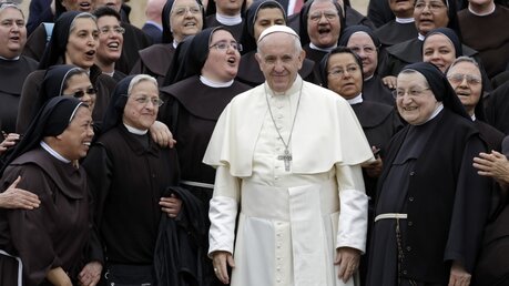 Papst inmitten franziskanischer Nonnen  / ©  Andrew Medichini (dpa)