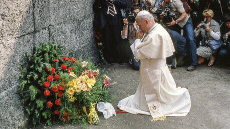 Papst Johannes Paul II. betet in Auschwitz (KNA)