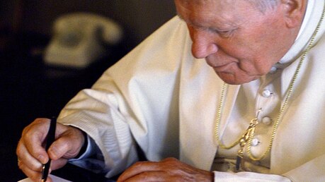 Papst Johannes Paul II. unterschreibt seine Enzyklika "Fides et ratio" (KNA)