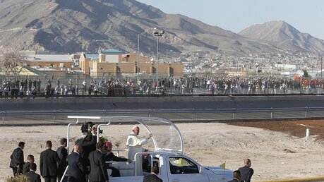 Papst Franziskus an der mexikanischen Grenze zu den USA / © Paul Haring (KNA)