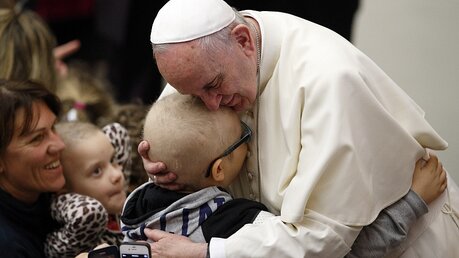 Papst Franziskus bei einem Treffen mit behinderten Menschen / © Paul Haring/CNS photo (KNA)