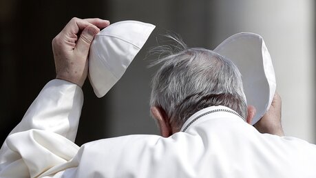 Papst Franziskus wechselt sein Pileolus / © Alessandra Tarantino (dpa)
