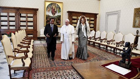 Papst Franziskus (m.) empfängt den Präsidenten von Kamerun, Paul Biya und dessen Ehefrau Chantal / © Vincenzo Pinto (dpa)