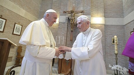 Papst Franziskus trifft den emeritierten Papst Benedikt XVI. im Vatikan / © Osservatore Romano (KNA)