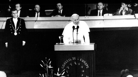 Papst Johannes Paul II. spricht am 11. Oktober 1988 vor dem Europaparlament / © Dernieres Nouvelles (KNA)