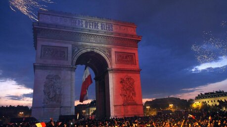 Paris: Fans feiern den WM-Sieg der französischen Nationalmannschaft  / © Thibault Camus (dpa)