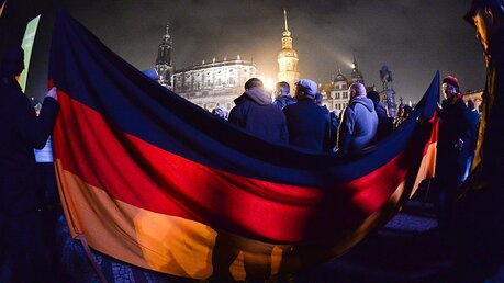 Pegida-Demonstranten in Dresden / © Ralf Hirschberger (dpa)