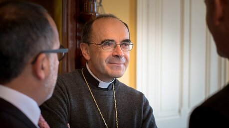 Kardinal Philippe Barbarin (m.) / © Jean-Mathieu Gautier (KNA)
