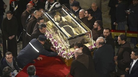 Der weitgehend erhaltene Leichnam von Pater Pio.  (KNA)