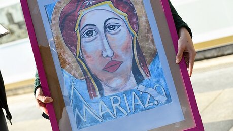 Plakat mit einem Portrait der Muttergottes und der Aufschrift "Maria 2.0" / © Harald Oppitz (KNA)