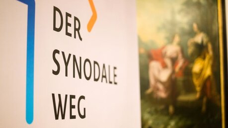 Plakat mit Logo und der Aufschrift "Der Synodale Weg" / © Dieter Mayr (KNA)