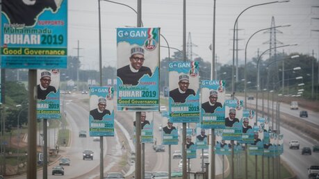 Plakate mit Muhammadu Buhari. Im Frühjahr 2019 sollen erneut Präsidentschaftswahlen in Nigeria stattfinden. / © Michael Kappeler (dpa)