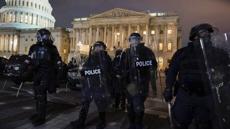 Polizeibeamte sichern das Kapitol / © Jacquelyn Martin/AP (dpa)