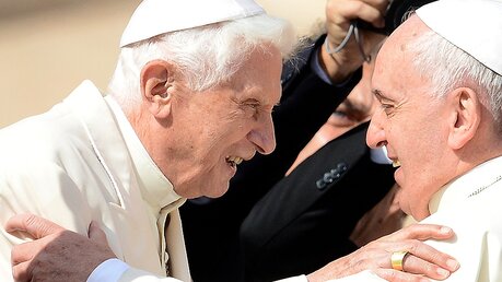 Papst Franziskus und Benedikt XVI. (KNA)
