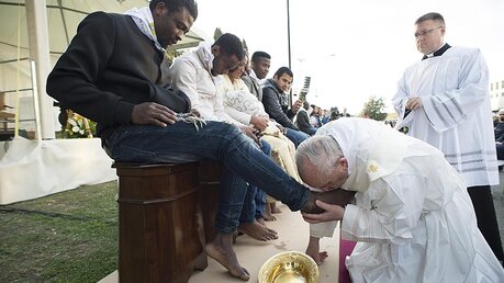 Franziskus bei der Fußwaschung / © Osservatore Romano (dpa)
