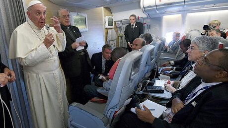 Der Papst mit Journalisten beim Heimflug / © Daniel Dal Zennaro (dpa)