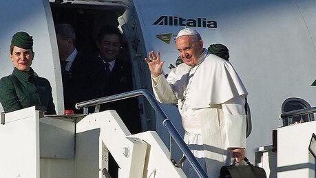 Papst Franziskus besteigt den Flieger nach Schweden.  / © Osservatore Romano/Handout (dpa)