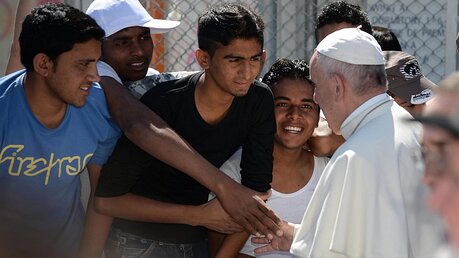 Papst Franziskus mit Flüchtlingen auf Lesbos / © Filippo Monteforte / Pool (dpa)