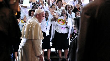 Papst Franziskus wird in Kenia gefeiert / © Simon Maina (dpa)
