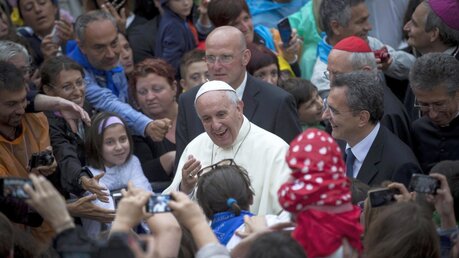 Papst besucht Sant'Egidio in Rom (dpa)