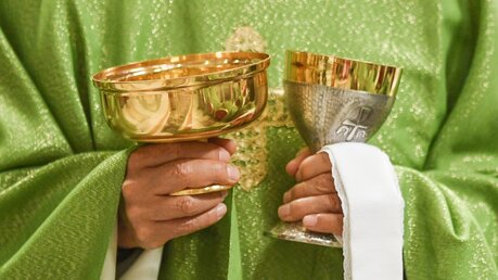 Priester mit vergoldetem Kelch und Hostienschale / © Cristian Gennari (KNA)