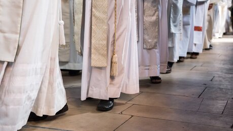 Priester in weißen Alben / © Corinne Simon (KNA)