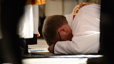 Priesterweihe bedeutet Ehelosigkeit / © Harald Oppitz (KNA)