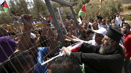 Palästinensische Proteste gegen die israelische Grenzmauer in der Nähe von Betlehem am 23.8.15 (dpa)