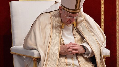 Papst Franziskus im Gebet (dpa)