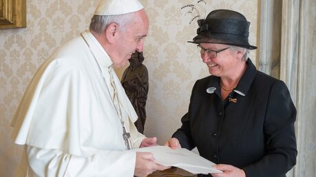 Papst Franziskus mit Vatikan-Botschafterin Annette Schavan (KNA)