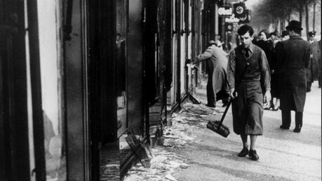 Jüdische Ladenfront nach der Zerstörung durch Nazis (dpa)