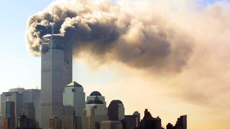 Rauch steigt von den brennenden Zwillingstürmen des World Trade Centers in Manhattan auf / © Hubert Boesl (dpa)