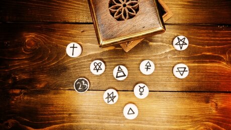 Religiöse Symbole / © Ifenoumen (shutterstock)