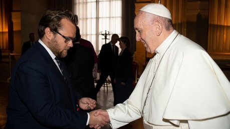 Renardo Schlegelmilch und Papst Franziskus (VM)