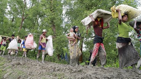 Angehörige der Rohingya fliehen vor Gewaltwelle in Myanmar  / © Suvra Kanti Das (dpa)