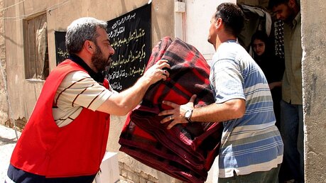 Roter Halbmond verteilt Hilfslieferungen an Bombenopfer in Bagdad / © A2800 epa Jalil (dpa)