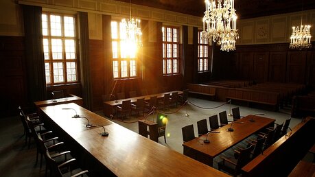 Saal 600 des Nürnberger Justizgebäudes: Schauplatz der Nürnberger Prozesse gegen die Hauptkriegsverbrecher der Nazi-Zeit / © Daniel Karmann (dpa)
