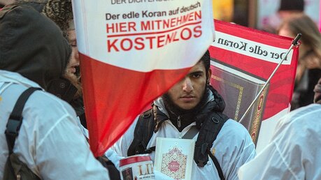 Salafisten verteilen Korane / © Boris Roessler (dpa)